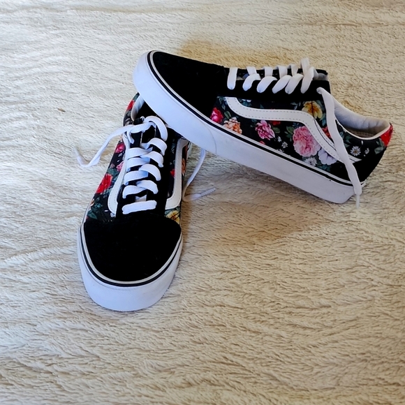 Vans - Picture 1 of 5